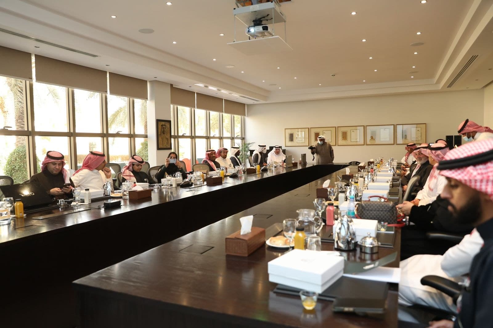 مؤسسة الملك خالد تعقد اجتماعا مع جمعية إعلاميون
